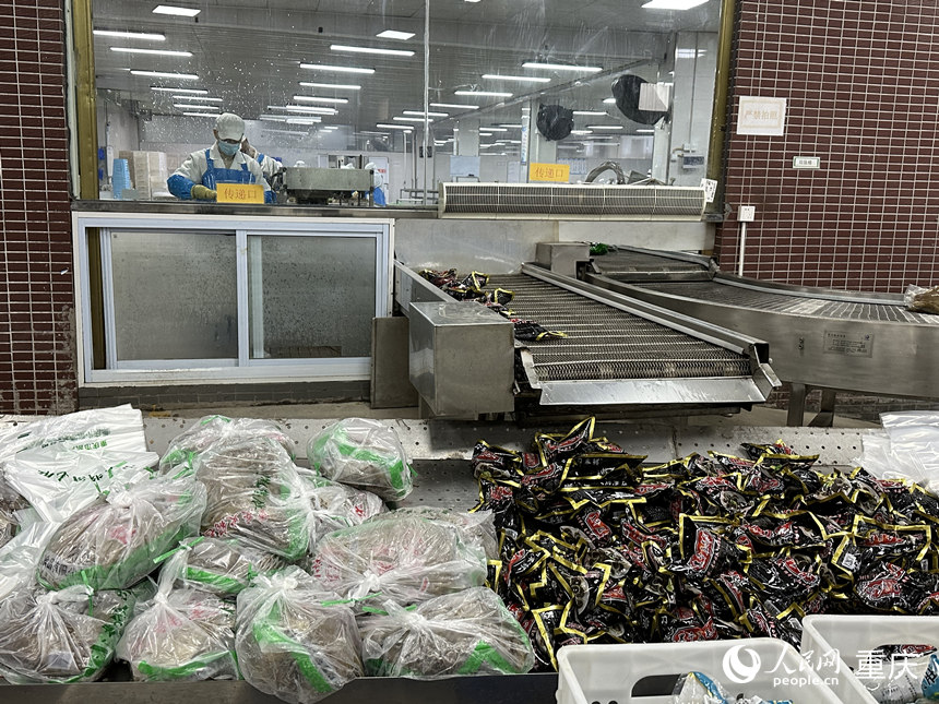 凱鴻食品生產(chǎn)的毛肚產(chǎn)品。人民網(wǎng)記者 劉政寧攝